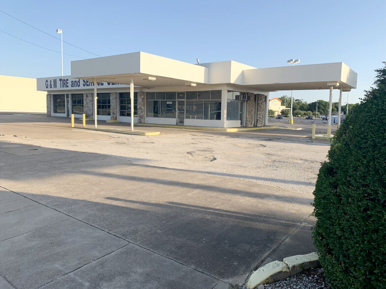 3511-3563 S Hills Ave, Fort Worth, TX for lease - Building Photo - Image 2 of 8