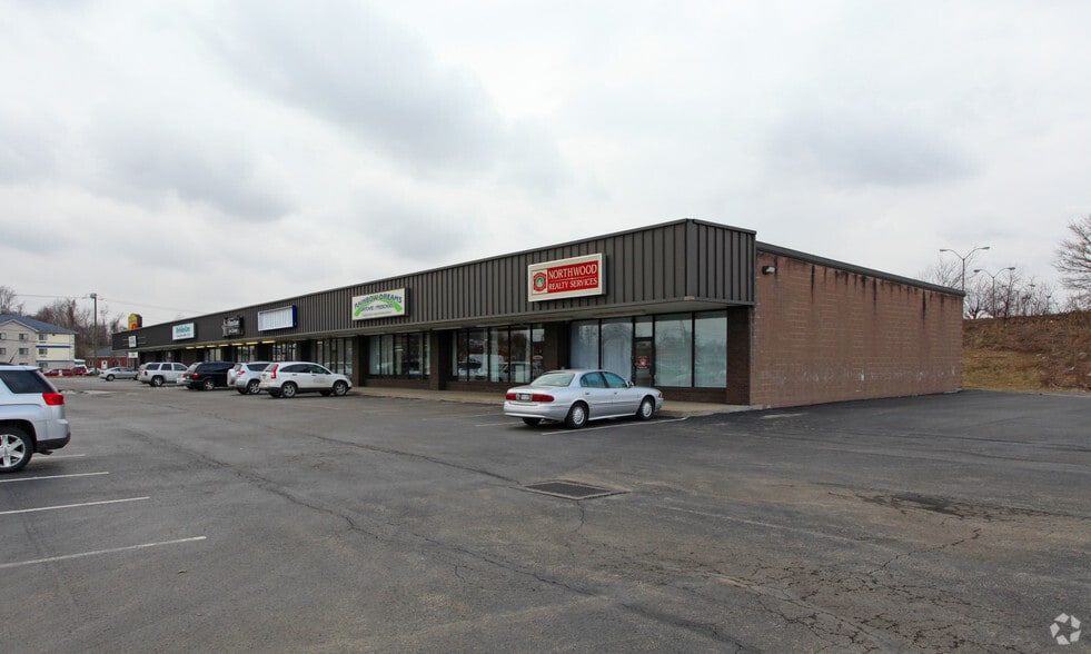 678-690 W Main St, Uniontown, PA for lease - Building Photo - Image 2 of 2