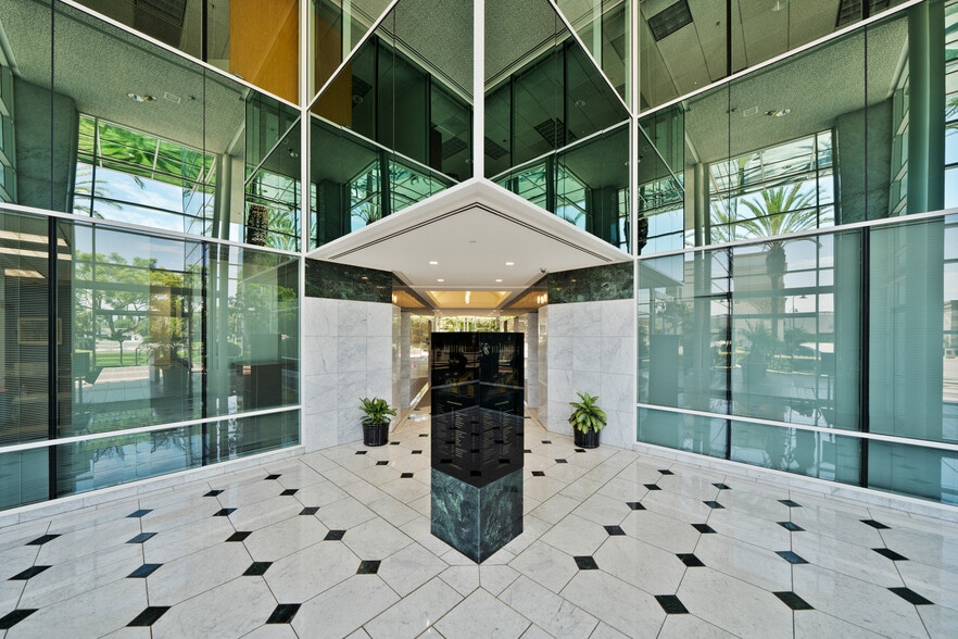 949 S Coast Dr, Costa Mesa, CA for lease - Building Photo - Image 3 of 16