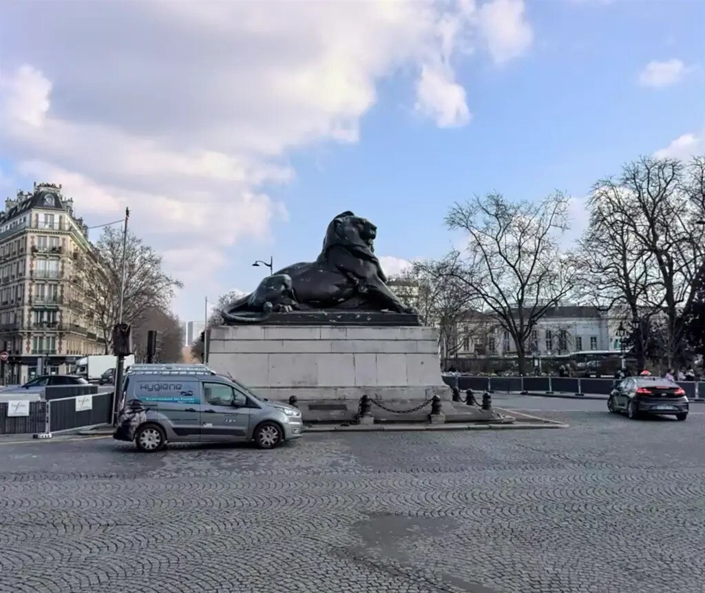 Retail in Paris for lease Building Photo- Image 1 of 3