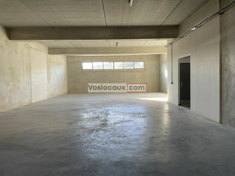 Flex in Valbonne for lease - Interior Photo - Image 3 of 4