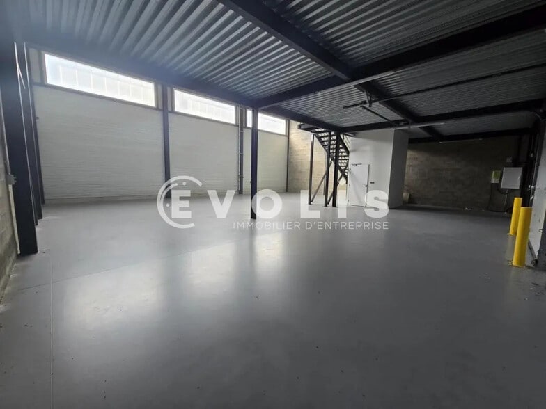 Flex in Marcoussis for lease - Interior Photo - Image 3 of 7