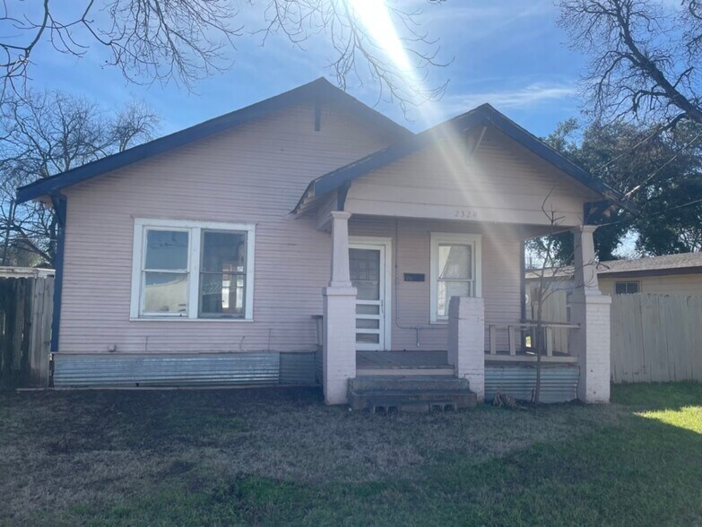 2329 E Cesar Chavez St, Austin, TX for lease - Primary Photo - Image 1 of 1