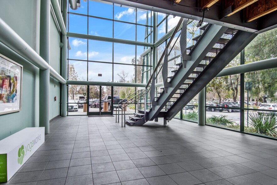 2475 Townsgate Rd, Westlake Village, CA for lease - Interior Photo - Image 3 of 11