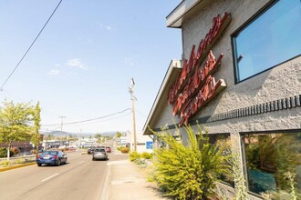 330 NE Garden Valley Blvd, Roseburg, OR for lease Building Photo- Image 2 of 8