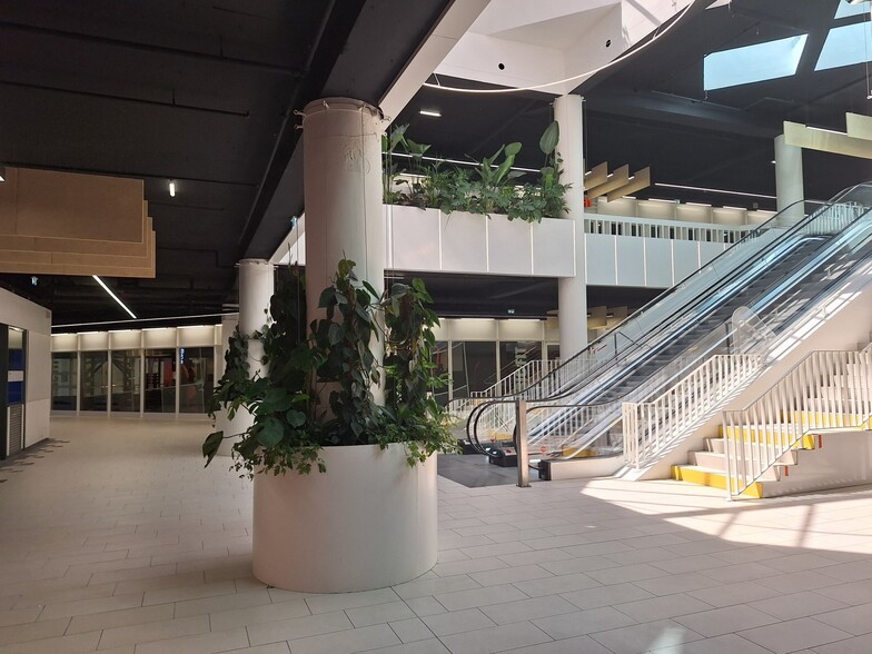 Retail in Bordeaux for lease - Building Photo - Image 1 of 5