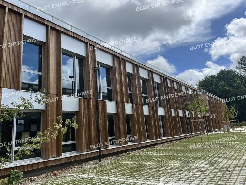 Office in Saint-Jacques-de-la-Lande for lease - Building Photo - Image 1 of 14