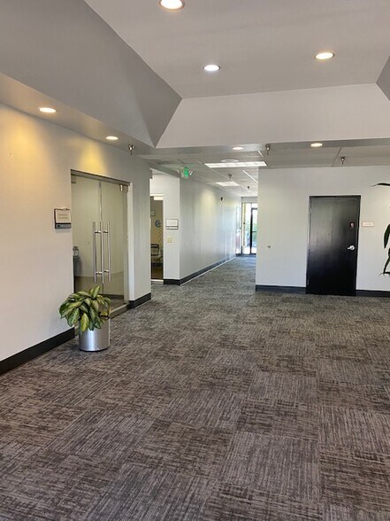 870 N Mountain Ave, Upland, CA for lease - Interior Photo - Image 2 of 32