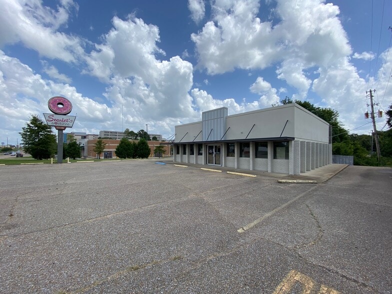 920 S Gloster St, Tupelo, MS for lease - Building Photo - Image 3 of 11