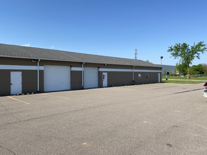 867-887 Grand Oaks Dr, Howell, MI for lease - Building Photo - Image 1 of 25