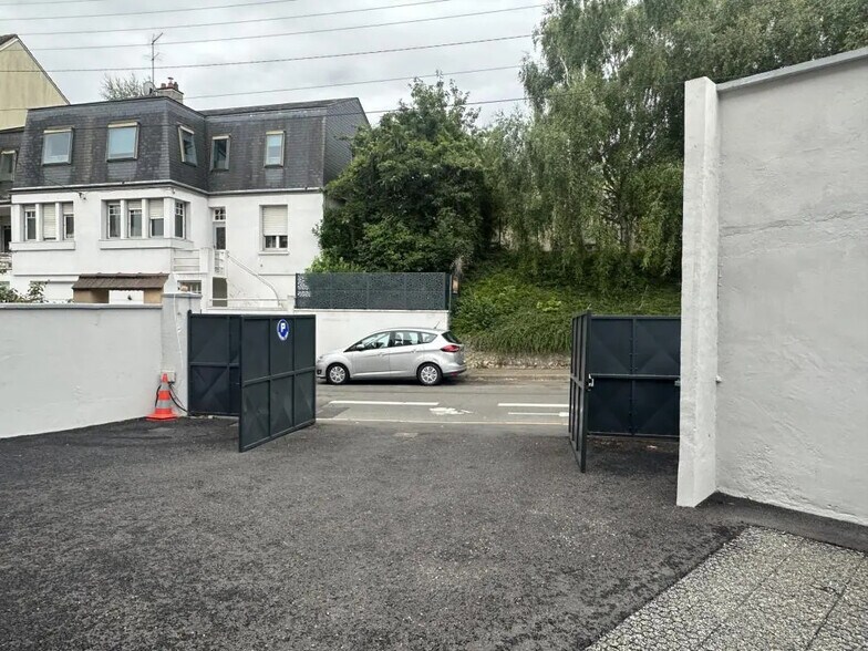 Retail in Chartres for lease - Building Photo - Image 3 of 16