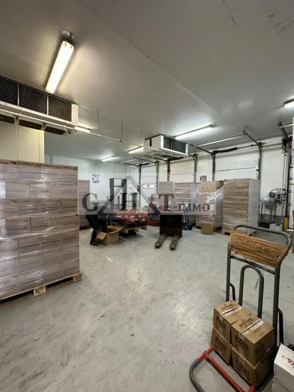 Industrial in Montreuil for sale Interior Photo- Image 1 of 6