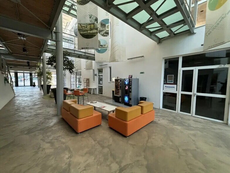 Office in Saint-Priest for sale - Building Photo - Image 3 of 12