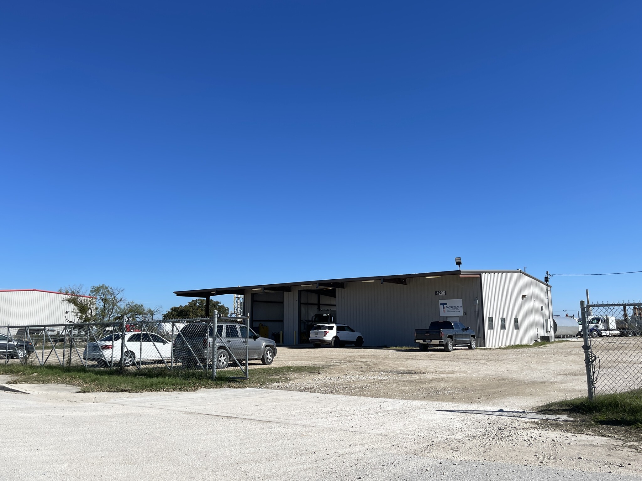 4296 S Flores Rd, Elmendorf, TX for sale Primary Photo- Image 1 of 1