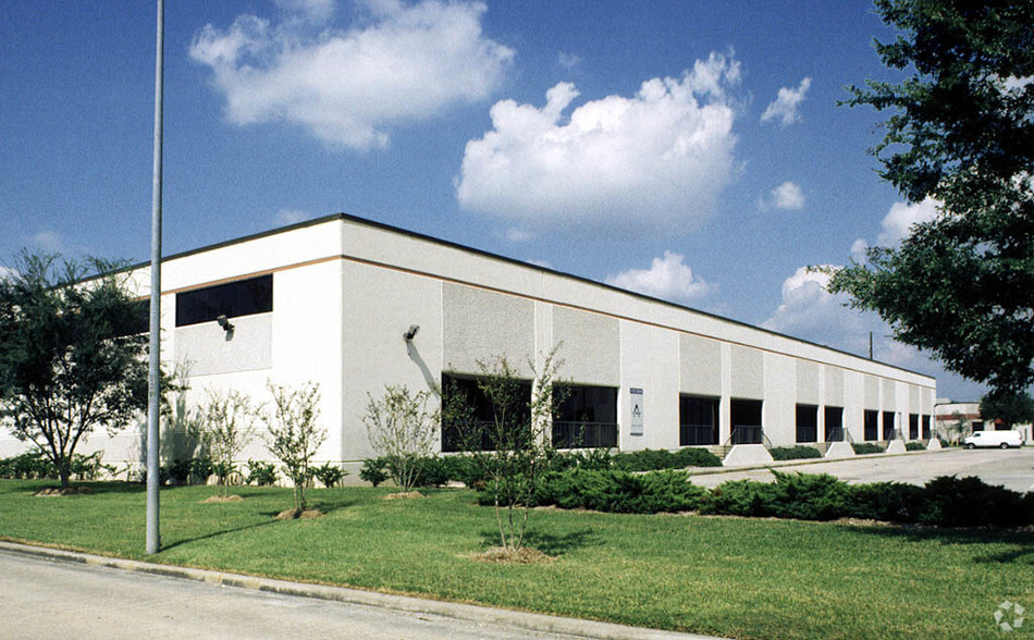 16502-16514 Air Center Blvd, Houston, TX for lease - Building Photo - Image 1 of 6