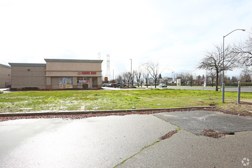 3732 W Shaw Ave, Fresno, CA for lease - Building Photo - Image 1 of 13