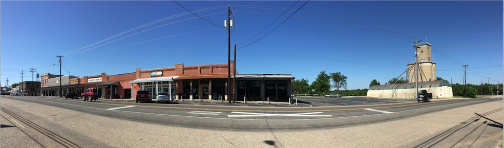 108 W McCart St, Krum, TX for sale - Building Photo - Image 3 of 13