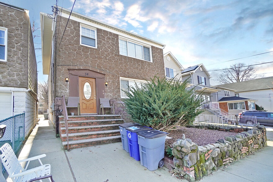 32 Seneca St, Staten Island, NY for sale - Primary Photo - Image 1 of 1