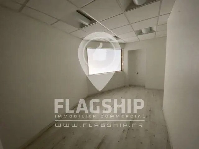 Retail in Suresnes for lease - Interior Photo - Image 3 of 4