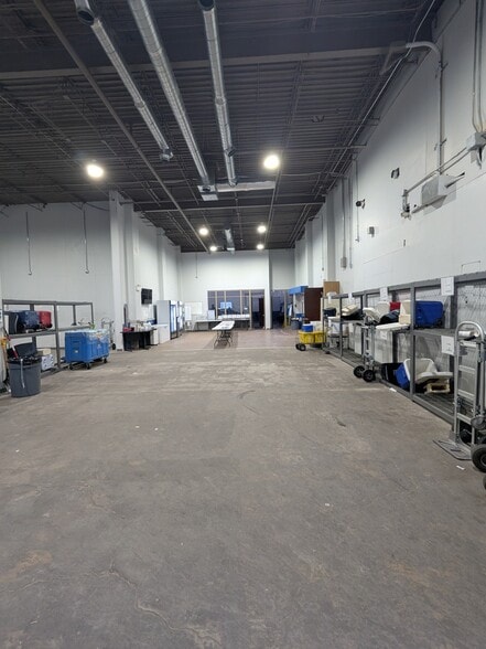 3021 W Harrison St, Chicago, IL for lease - Building Photo - Image 3 of 9