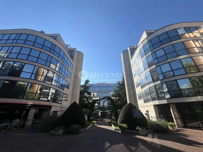 Office in Issy-les-Moulineaux for lease Building Photo- Image 1 of 6