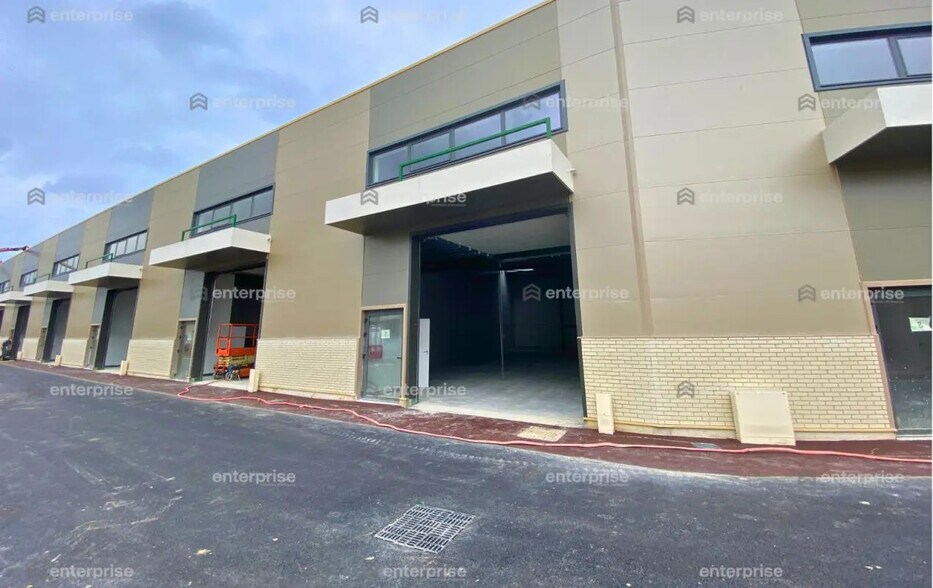 Flex in Chambly for lease - Building Photo - Image 3 of 6