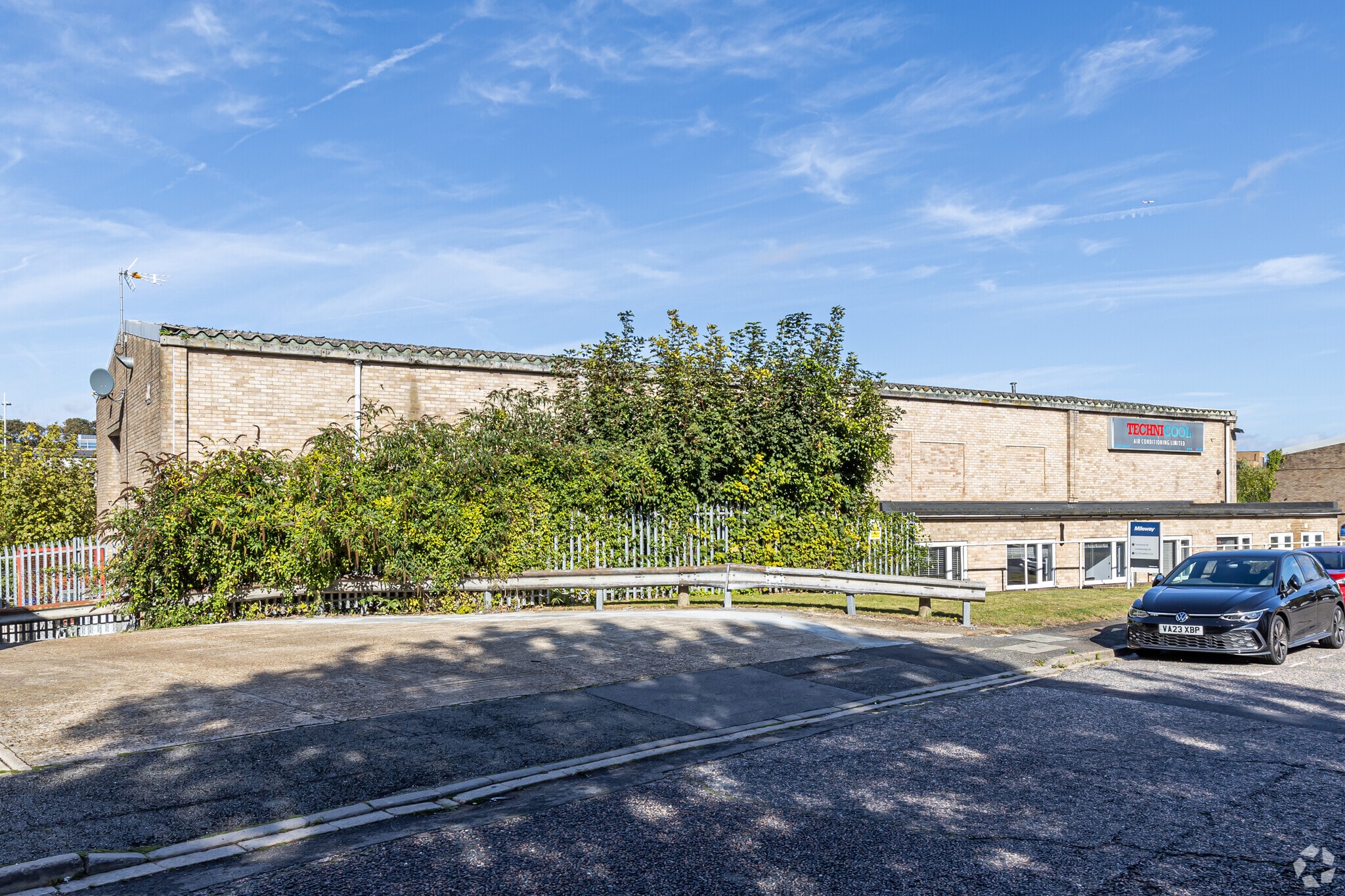 Redlands, Coulsdon for lease Primary Photo- Image 1 of 2