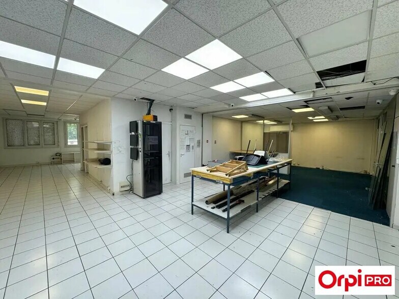 Retail in Morangis for lease - Interior Photo - Image 3 of 6