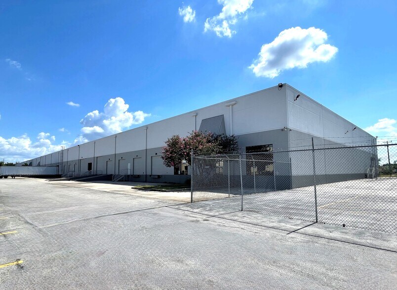 4709-4727 Macro, San Antonio, TX for lease - Building Photo - Image 3 of 3