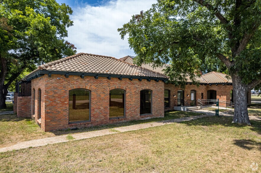 2323 N Walton Walker Blvd, Dallas, TX for sale - Building Photo - Image 1 of 23