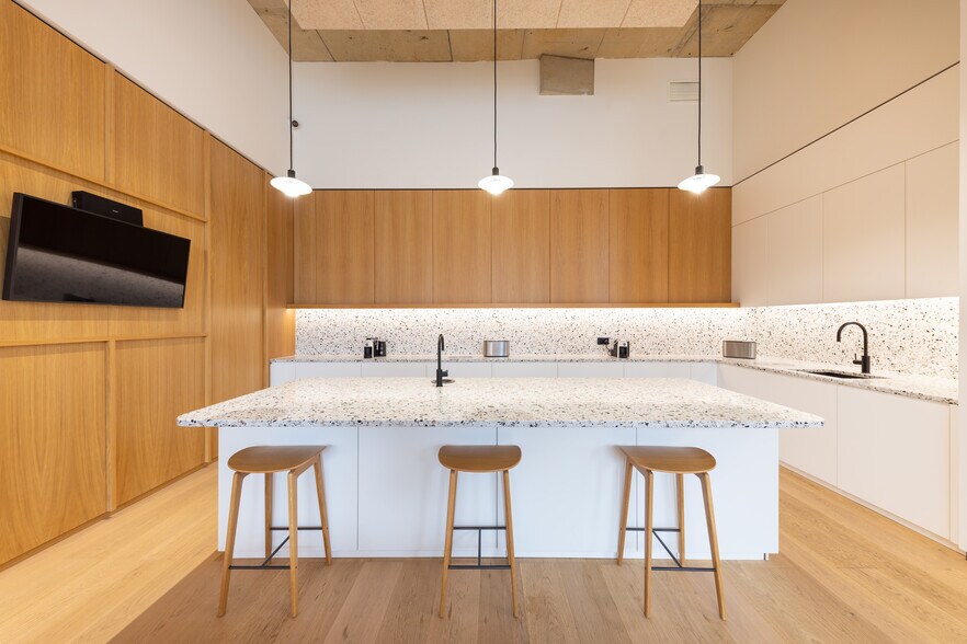 120 The Broadway, London for lease - Interior Photo - Image 2 of 3