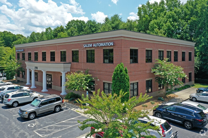 1598 Westbrook Plaza Dr, Winston-Salem, NC for lease - Building Photo - Image 1 of 6