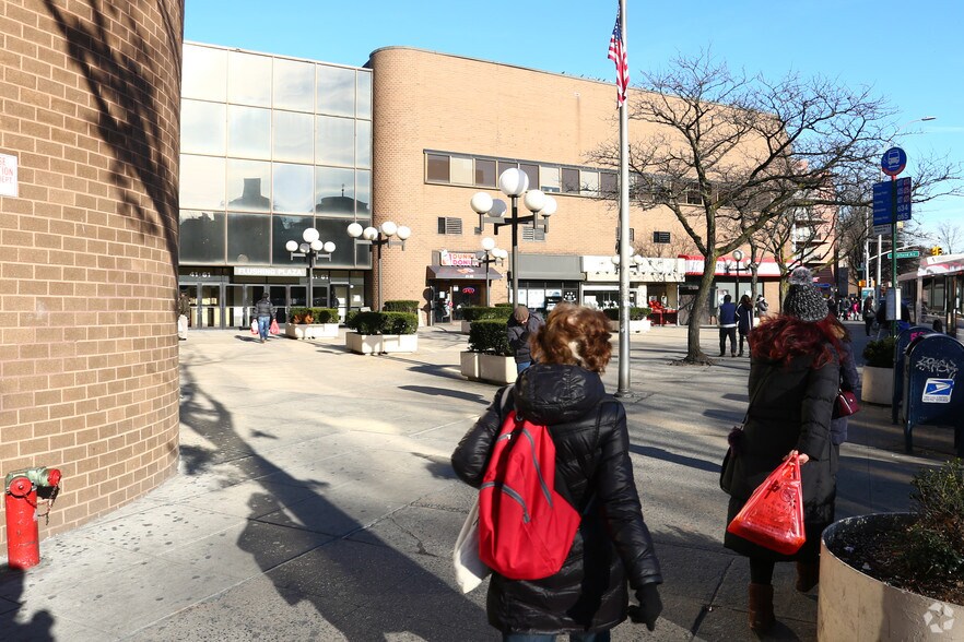 4161 Kissena Blvd, Flushing, NY 11355 Flushing Plaza