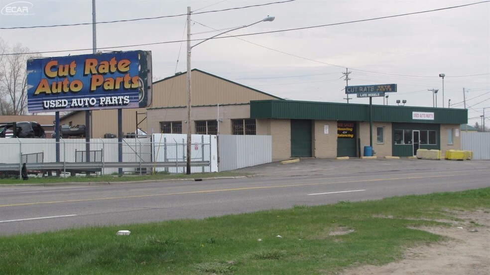 4026 N Dort Hwy, Flint, MI for sale - Primary Photo - Image 1 of 10