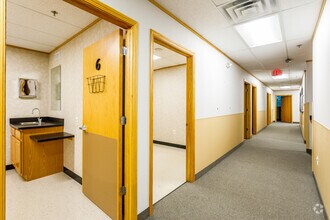 26400 W 12 Mile Rd, Southfield, MI for lease Interior Photo- Image 2 of 3