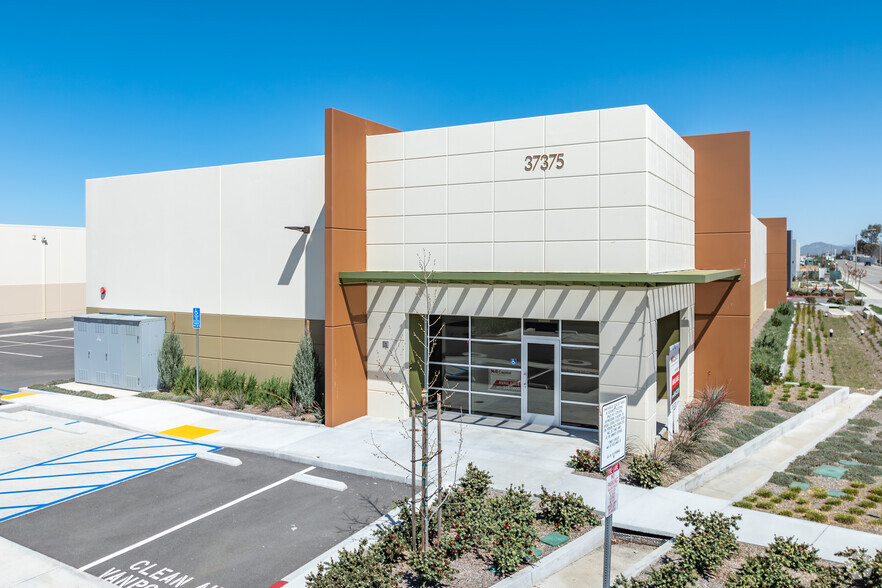 37375 Industry Way, Murrieta, CA for lease - Building Photo - Image 1 of 7