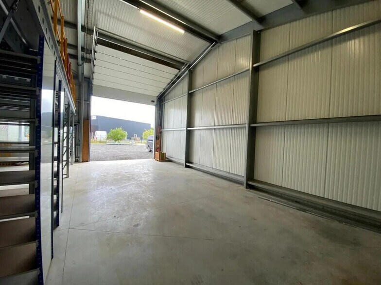 Industrial in Les Villages Vovéens for lease - Interior Photo - Image 2 of 11