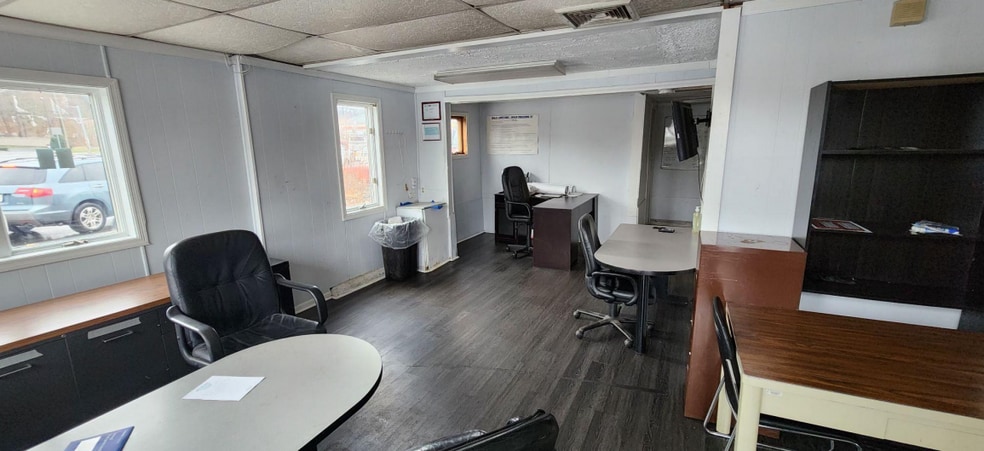 37 Chase Ave, Waterbury, CT for sale - Interior Photo - Image 2 of 10