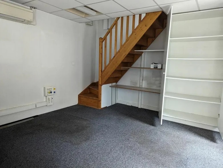 Retail in Pont-Saint-Pierre for sale - Interior Photo - Image 3 of 5