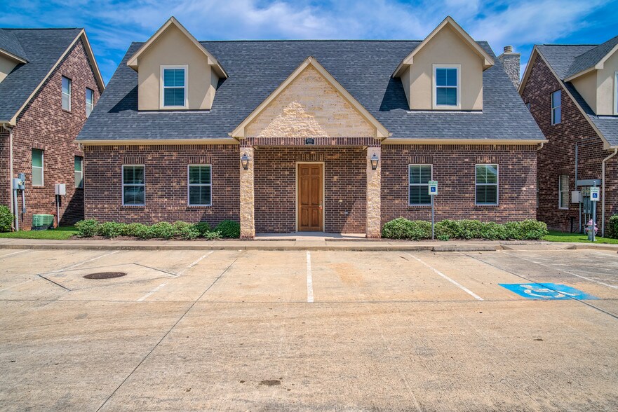 303 Longmire Rd, Conroe, TX 77304