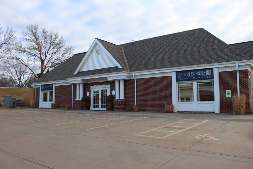 3530 Village Dr, Lincoln, NE for lease - Building Photo - Image 1 of 3