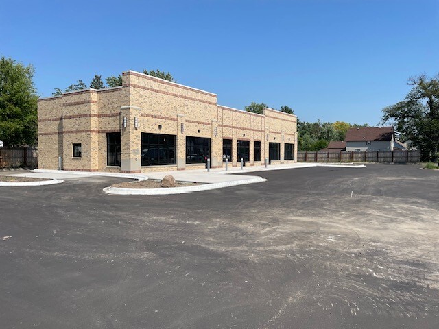 703 E Main St, Anoka, MN for lease - Building Photo - Image 3 of 16