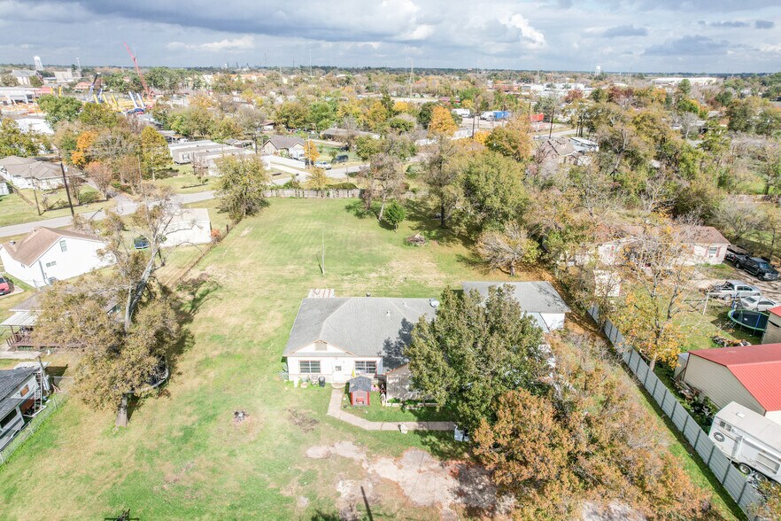 15917 De Zavalla Rd, Channelview, TX 77530