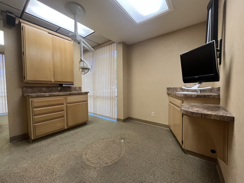 401 Mobil Ave, Camarillo, CA for lease - Interior Photo - Image 3 of 9