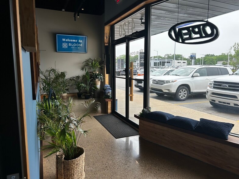 4114-4120 W Stadium Dr, Kalamazoo, MI for sale - Building Photo - Image 2 of 18