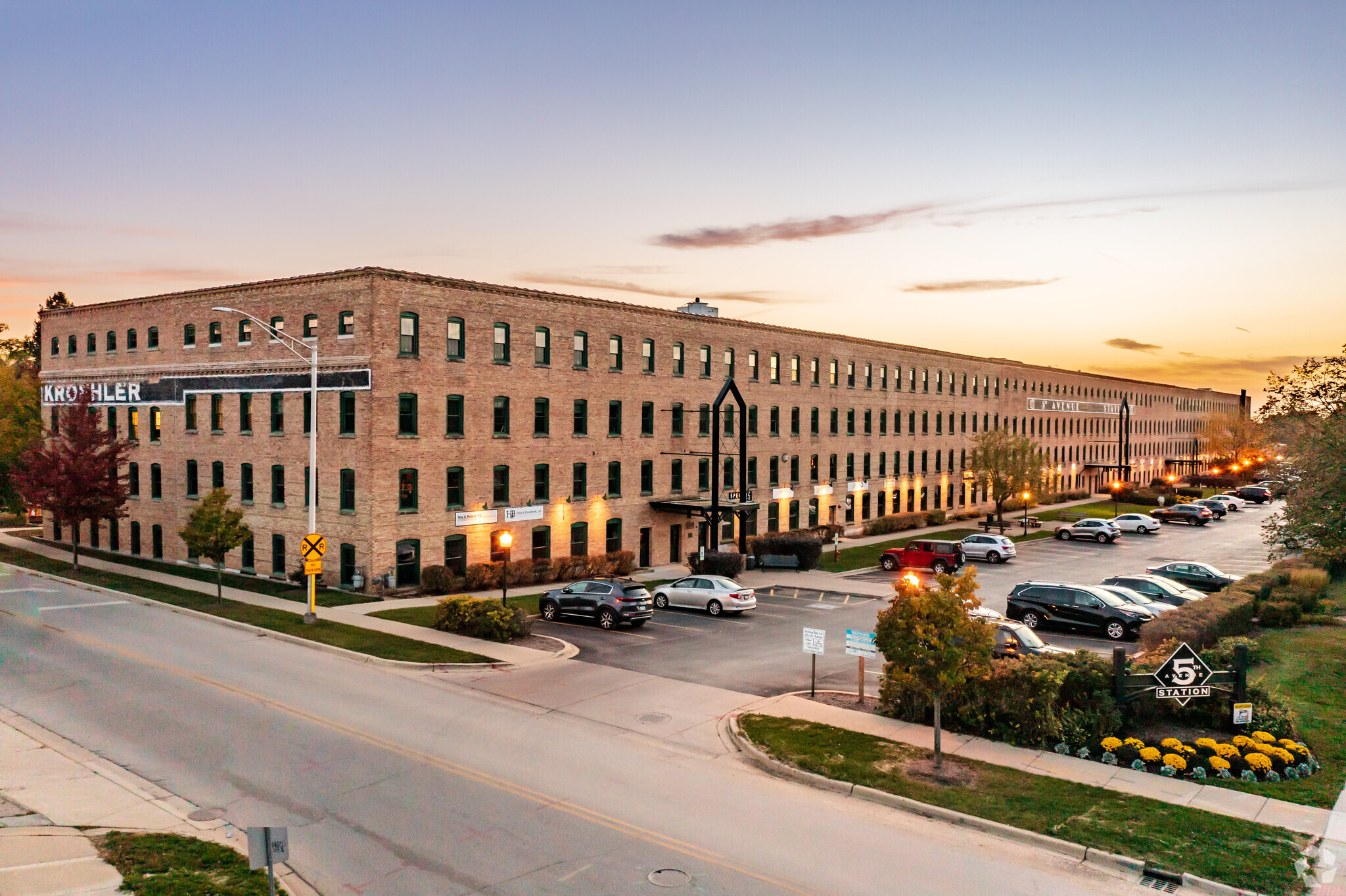 200-300 E 5th Ave, Naperville, IL for lease Building Photo- Image 1 of 21