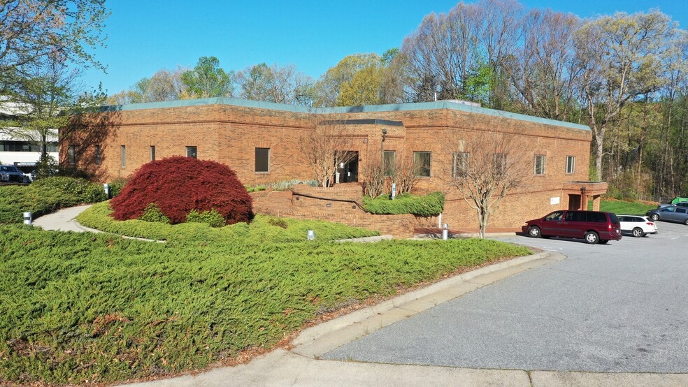 130 Charlois Blvd, Winston-Salem, NC for sale - Building Photo - Image 1 of 1