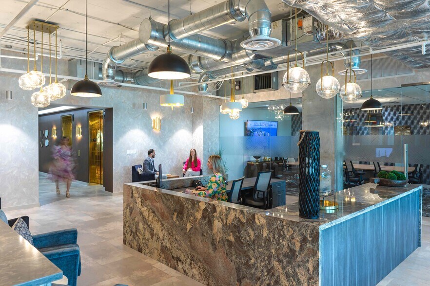 121 Alhambra Plz, Coral Gables, FL for lease - Interior Photo - Image 2 of 39