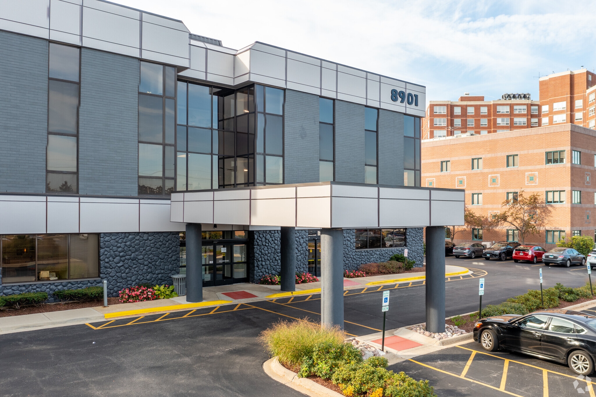 8901 Golf Rd, Des Plaines, IL 60016 Golf Surgical Center Building