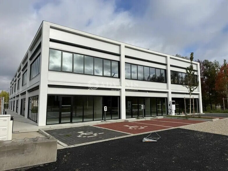 Retail in Collégien for lease - Building Photo - Image 1 of 12